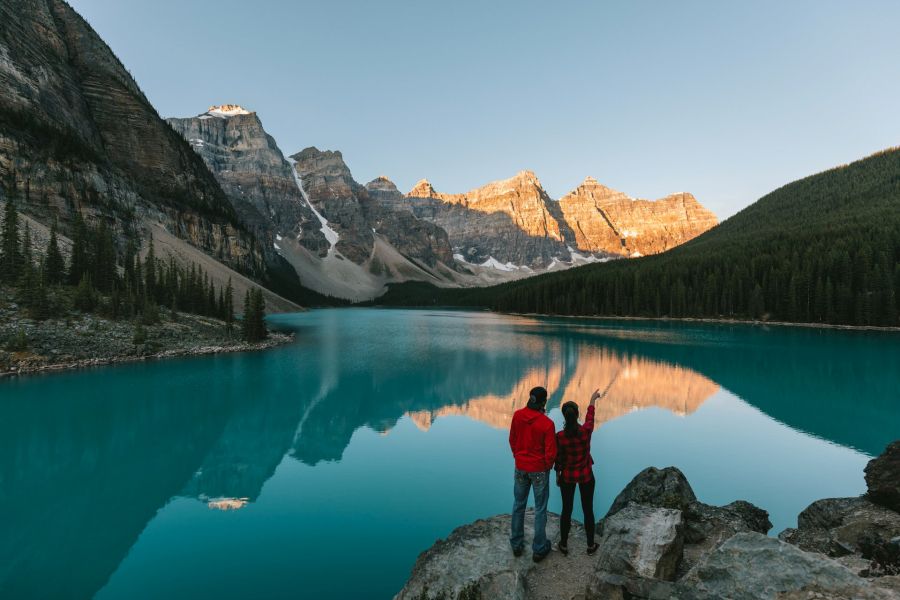 Uitzicht op Moraine Lake en de Rocky Mountains in de achtergrond in Alberta in Canada.