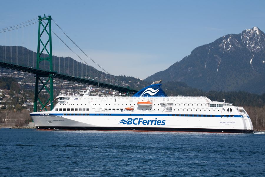 Schip van BC Ferries vaart langs brug in British Columbia in Canada.