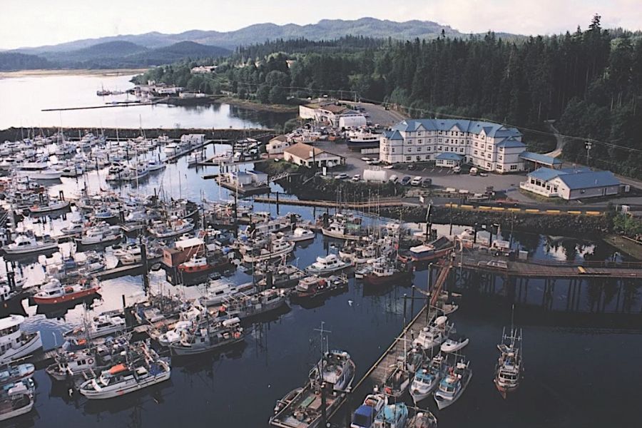 Buitenaanzicht van het Quarterdeck Resort in Port Hardy in British Columbia in Canada.