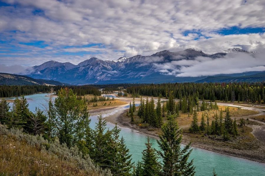Uitzicht over de wateren van Jasper National Park in Alberta in Canada.