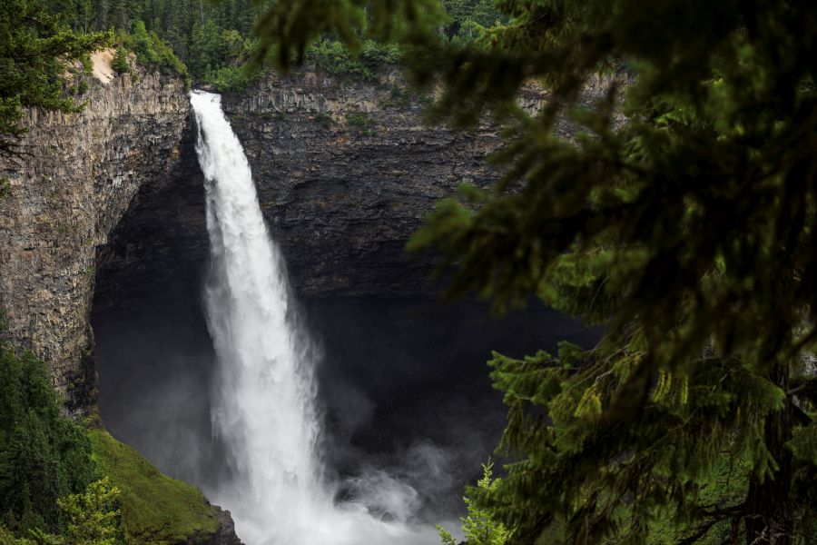 Uitzicht op Helmcken Falls in Wells Gray Provincial Park in Canada.