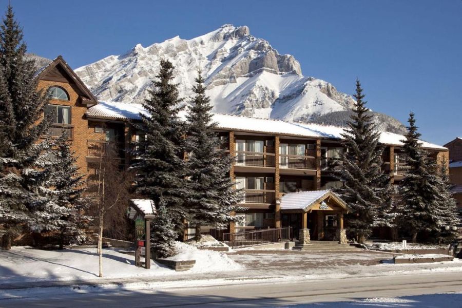 Buitenaanzicht van de High Country Inn in Banff in Alberta in Canada.
