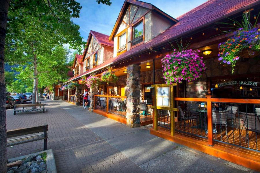 Vooraanzicht van de Bayshore Inn in Alberta in Canada.