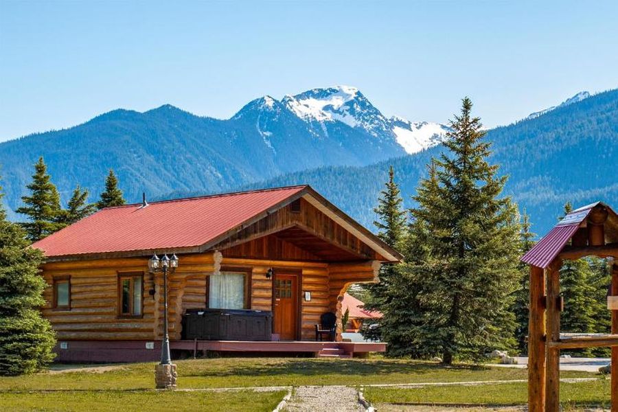Vooraanzicht van het Glacier House Resort in Revelstoke in Canada.