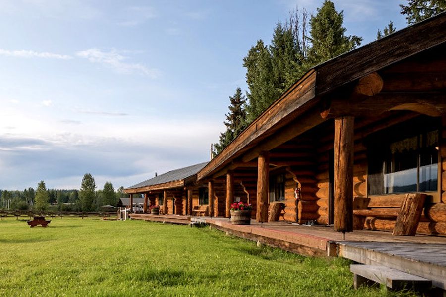 Vooraanzicht van Wells Gray Ranch in Wells Gray Provincial Park in Canada.