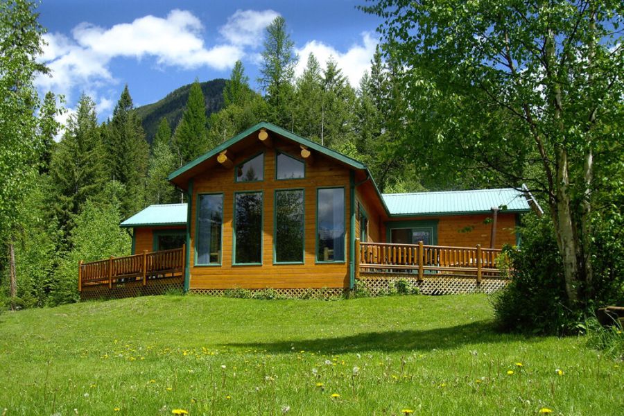 Vooraanzicht van Cross River Cabins in British Columbia in Canada.