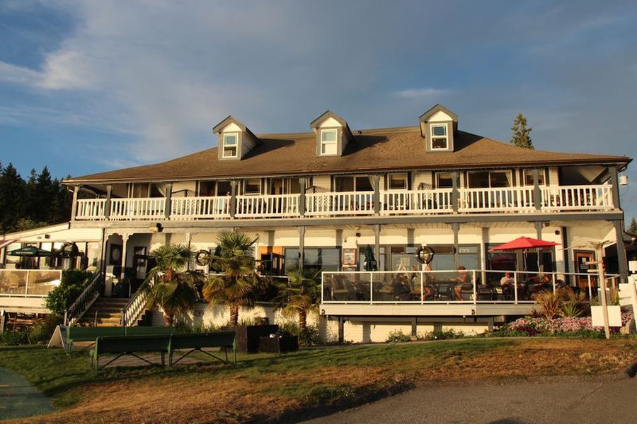 Vooraanzicht van Lund Resort aan de Sunshine Coast in Canada.
