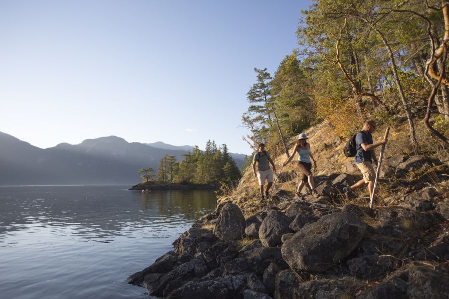 Wandelaars lang de Sunshine Coast in British Columbia in Canada.
