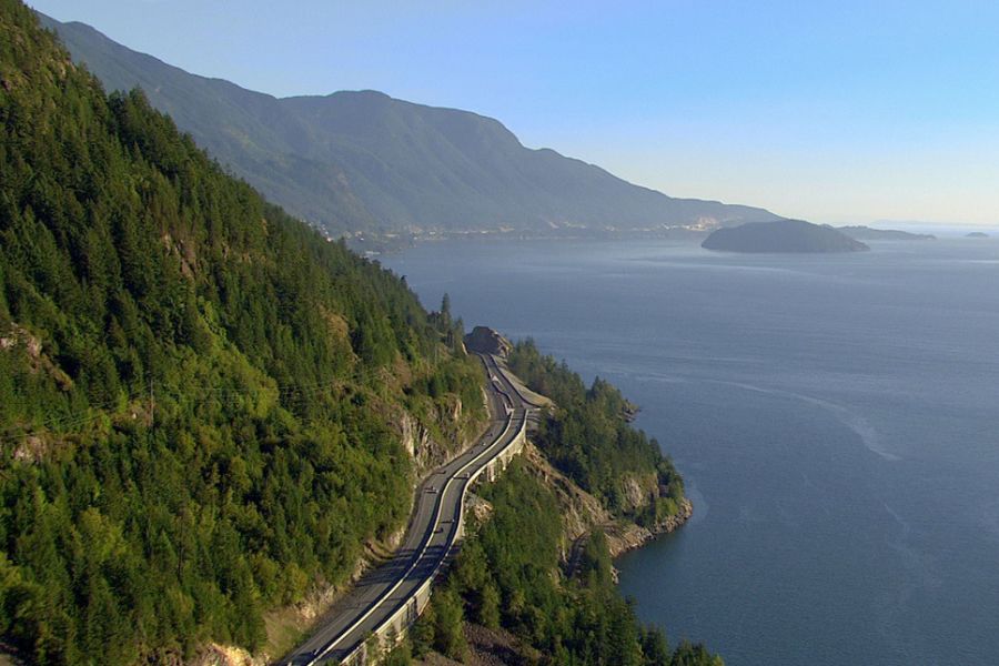 Birdseye uitzicht op de Sea-To-Sky Highway in British Columbia in Canada.