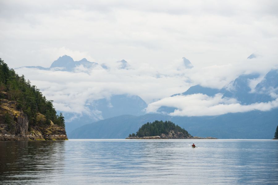 Kano op de Desolation Sound aan de Sunshine Coast in British Columbia in Canada.