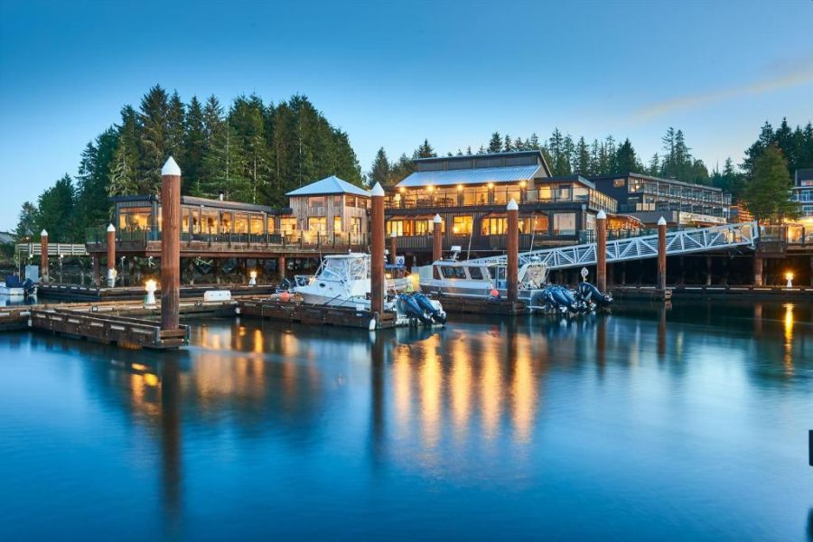 Vooraanzicht van Tofino Resort & Marina op Vancouver Island in Canada.