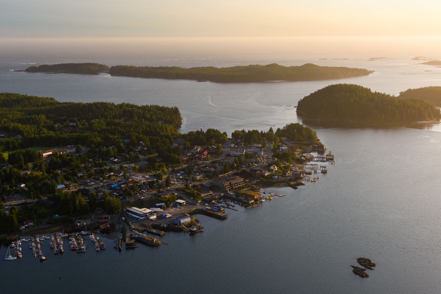 Birdseye uitzicht over Tofino op Vancouver Island in Canada.