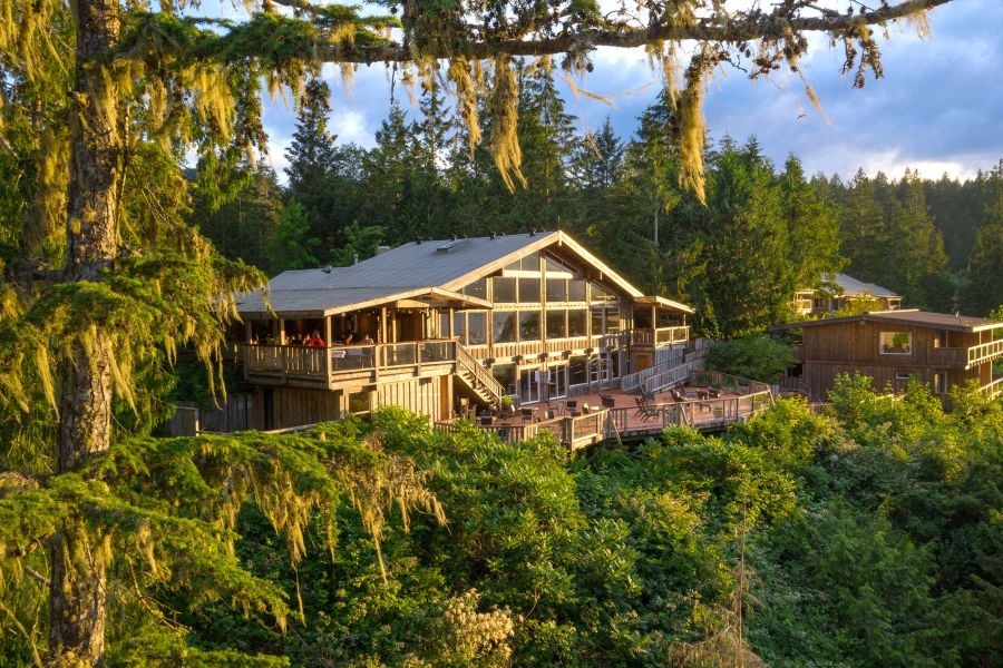 Vooraanzicht van de West Coast Wilderness Lodge op Vancouver Island in Canada.