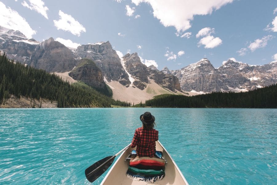 Vrouw in kano op Moraine Lake in Alberta in Canada.