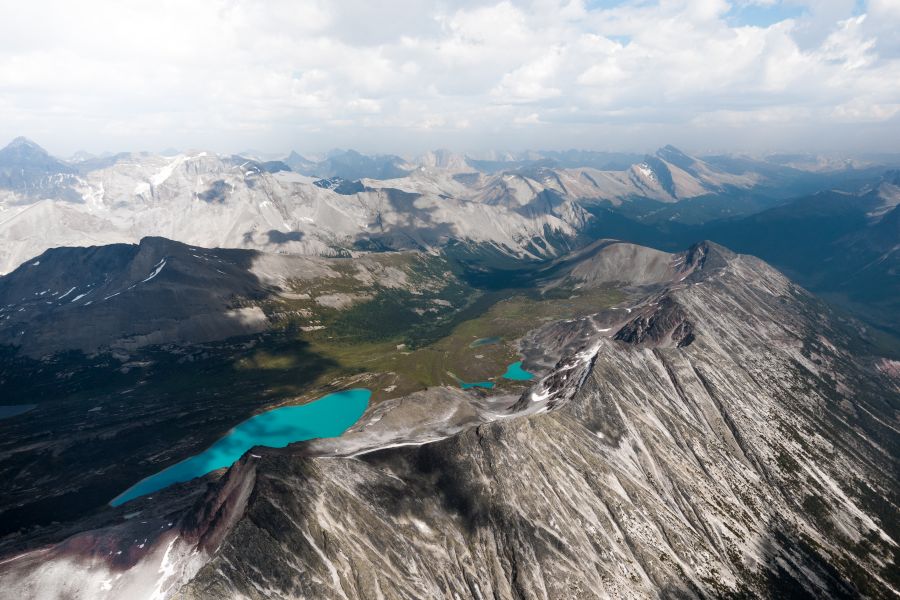 Birdseye uitzicht over de meren van Jasper in Alberta in Canada.