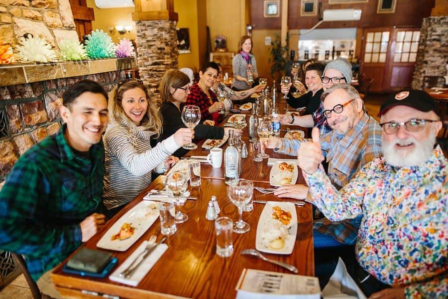 Dinerende mensen tijdens de Jasper Food Tour in Alberta in Canada.