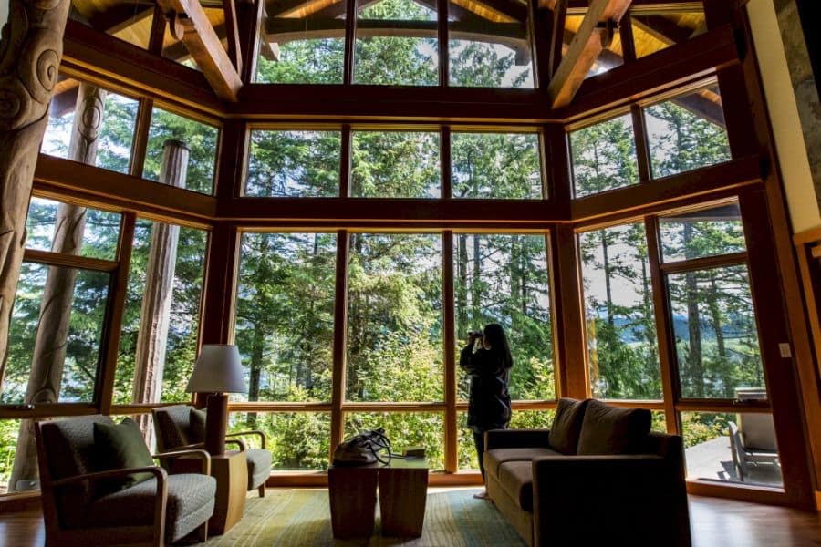 Wildlife spotten vanaf de suites van Sonora Resort in British Columbia in Canada.
