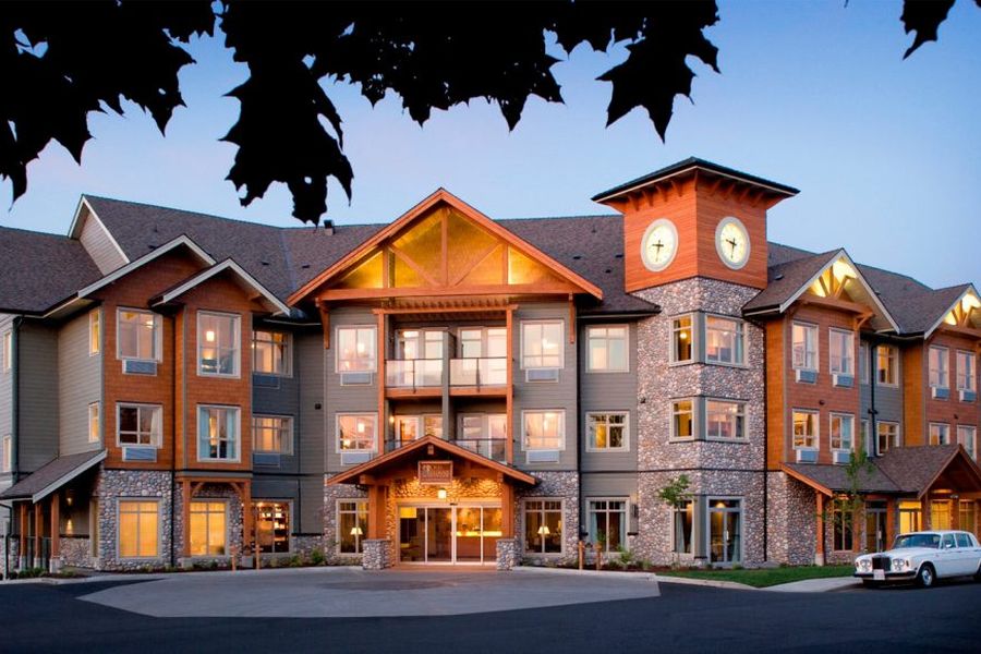 Vooraanzicht van het Old House Village Hotel in Comox op Vancouver Island in Canada.