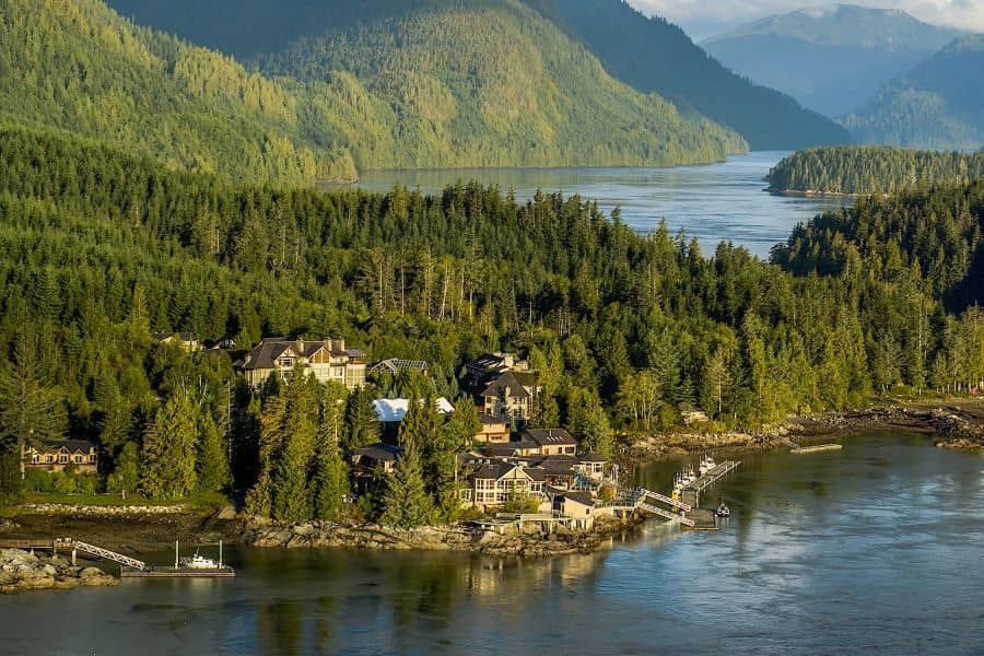 Birdseye uitzicht over Sonora Resort op Sonora Island in British Columbia in Canada.