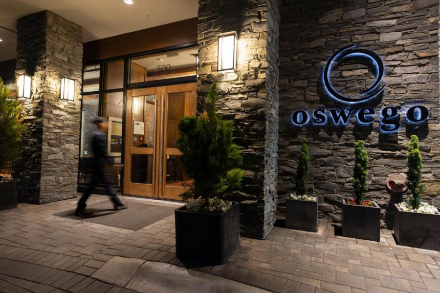 De ingang van Oswego Hotel in Victoria in Canada.