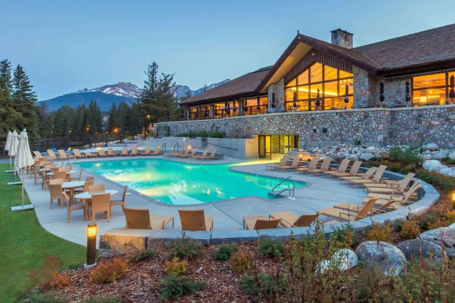 Uitzicht op het buitenzwembad van de Fairmont Jasper Park Lodge in de Rocky Mountains in Canada.