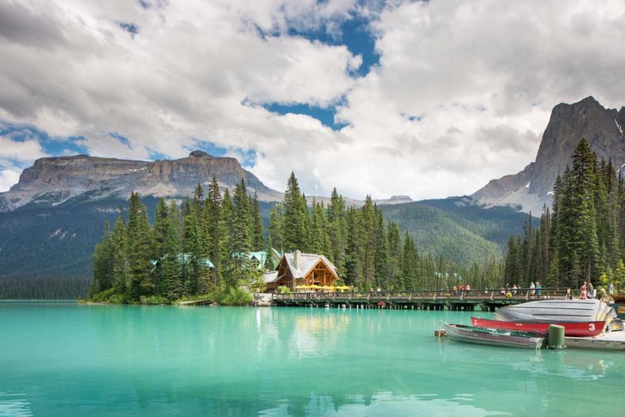 Uitzicht op de Emerald Lake Lodge in de Rocky Mountains in Canada.