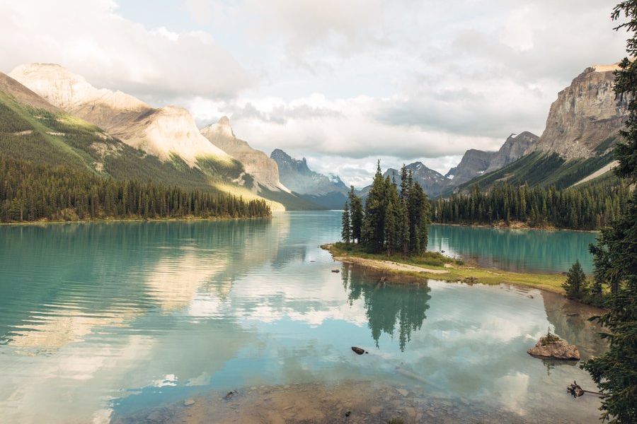 Uitzicht op Maligne Lake en Spirit Island in Alberta in Canada.