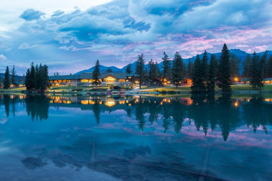 Uitzicht op Fairmont Jasper Park Lodge in de Rocky Mountains in Canada.