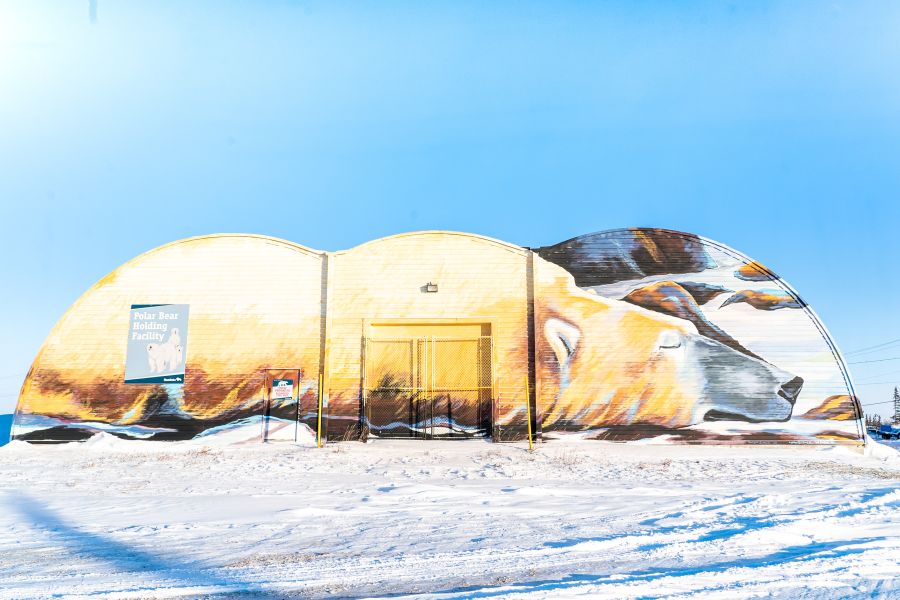 Vooraanzicht van de Polar Bear Holding Facility, ofwel de Polar Bear Jail, bij Churchill in Manitoba in Canada.