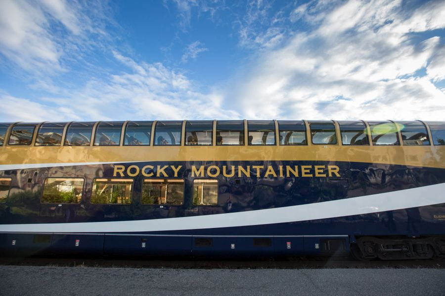 Zijkant van de Golden Leaf coupé van de Rocky Mountaineer.