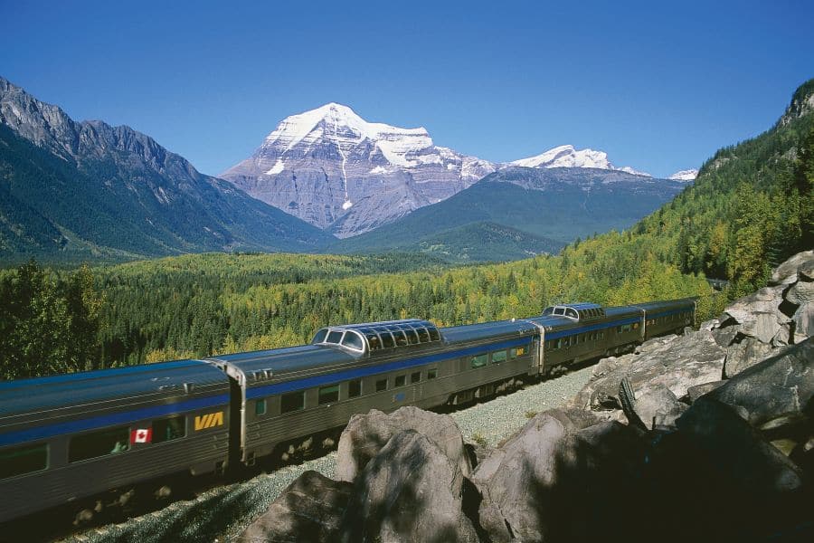 “The Canadian” trein van VIA Rail rijdt door de Rocky Mountains in Alberta in Canada.