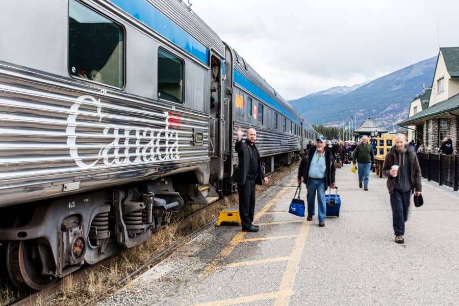 “The Canadian” trein van VIA Rail aan een perron in Alberta in Canada.