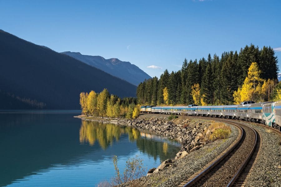 “The Canadian” trein van VIA Rail rijdt over een spoor in Canada.