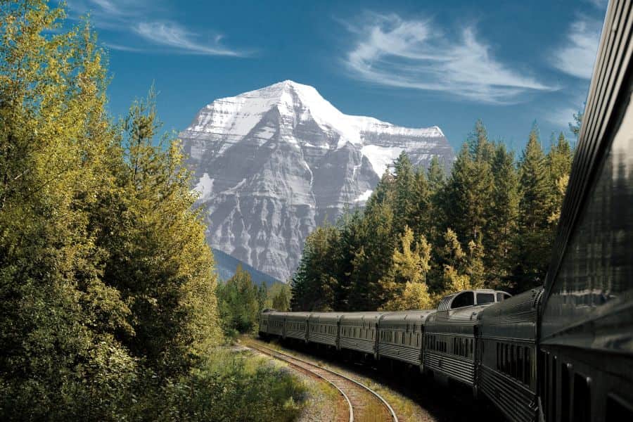 “The Canadian” trein van VIA Rail rijdt door de bossen in de Rocky Mountains in Canada.