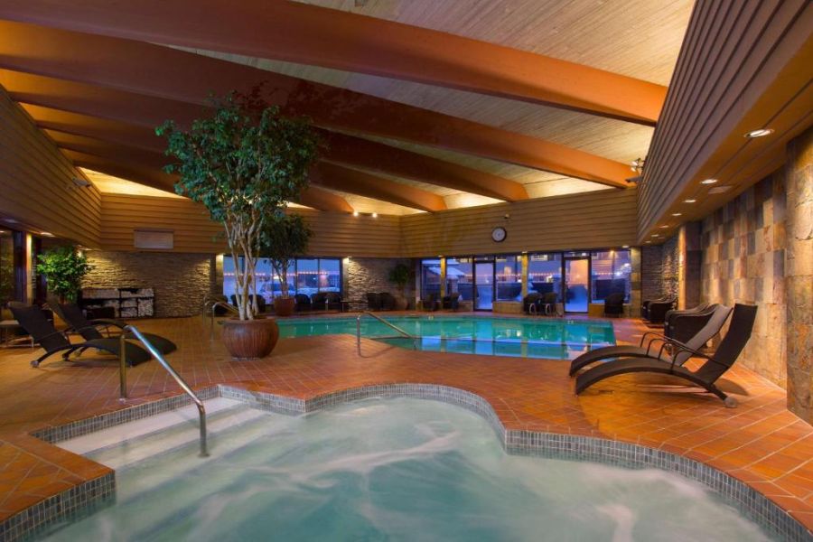 Het binnenzwembad bij Jasper Inn & Suites in Alberta in Canada.