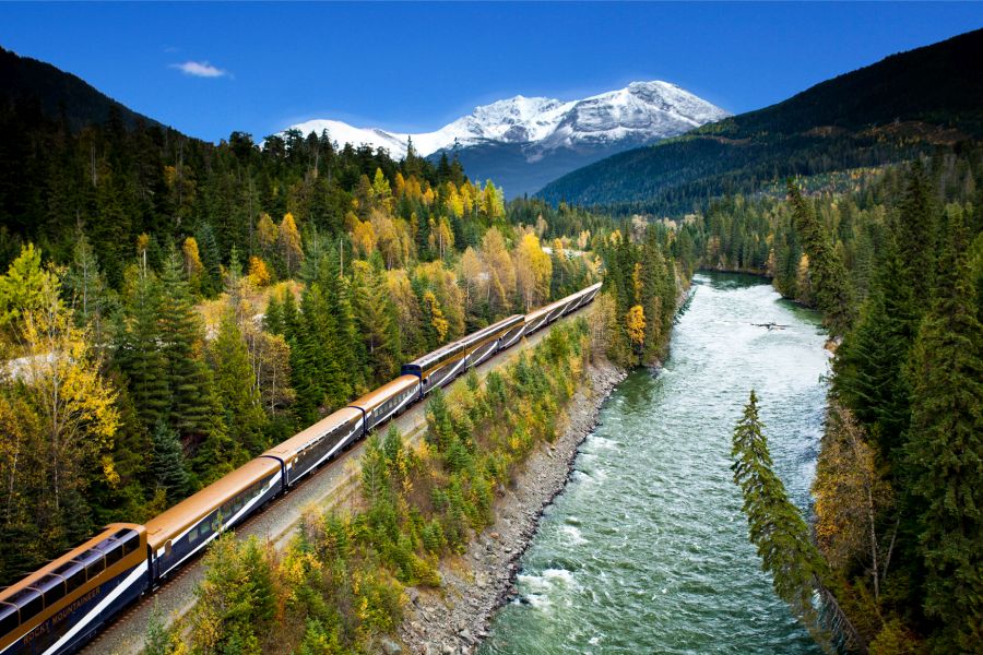 Birdseye uitzicht op de Rocky Mountaineer trein onderweg door de Rocky Mountains in Alberta in Canada.