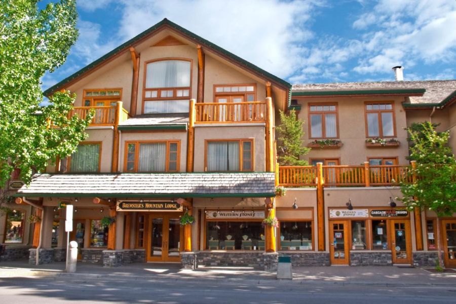 Vooraanzicht van de Brewster Mountain Lodge in Banff in de Rocky Mountains van Canada.