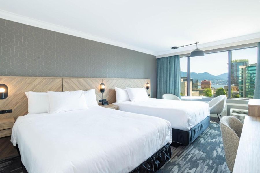 Hotelkamer van het Sandman City Centre hotel in Vancouver in British Columbia in Canada.
