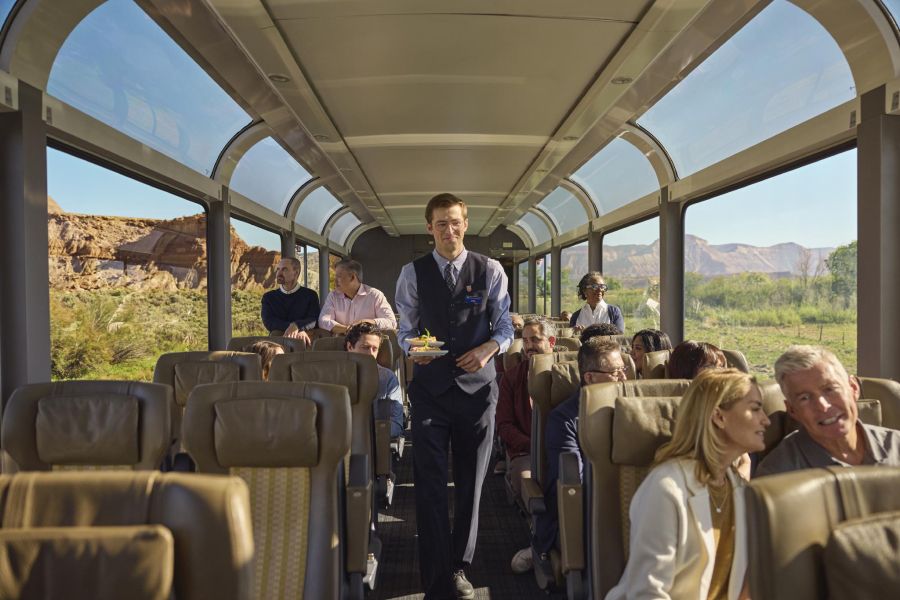 Silver Leaf coupé van de Rocky Mountaineer tijdens een treinreis door de Rocky Mountains in Canada.