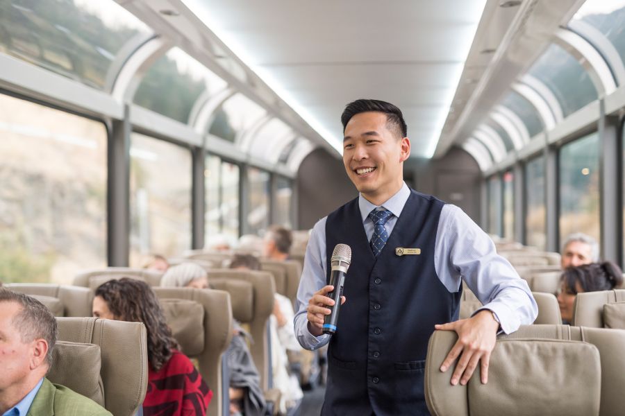 Host tijdens de treinreis van Rocky Mountaineer door de Rocky Mountains in Alberta in Canada.