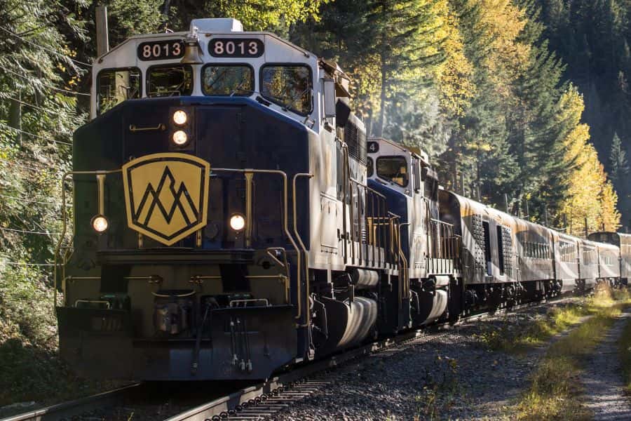 Rocky Mountaineer trein rijdt door de wildernis in de Rocky Mountains in Canada.