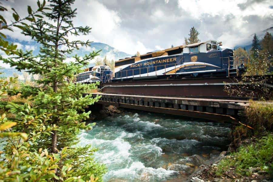 Rocky Mountaineer trein rijdt over brug in de Rocky Mountains in Canada.