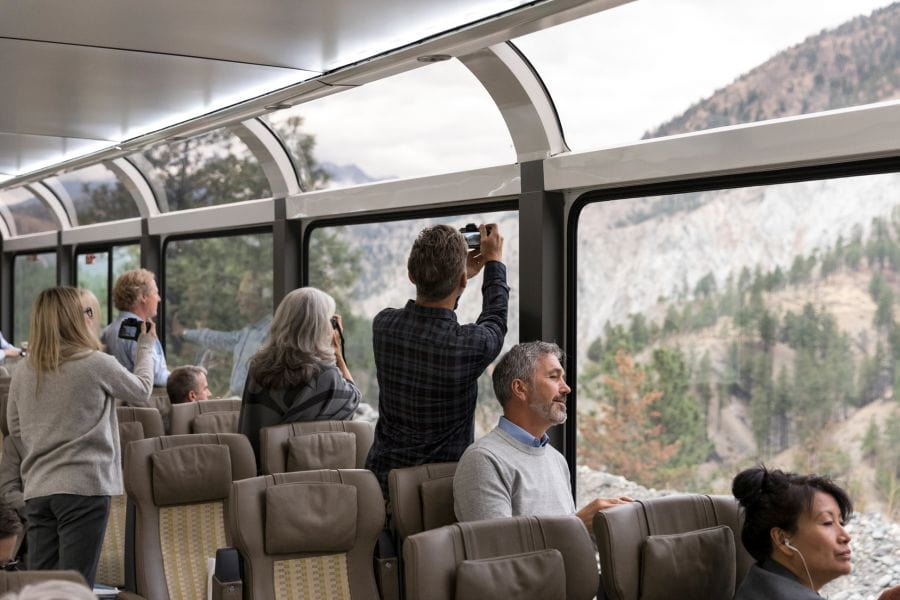 Uitzicht op de Rocky Mountains vanaf de Silver Leaf coupé van de Rocky Mountaineer.
