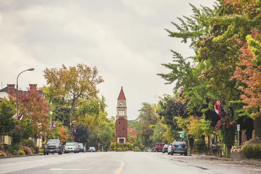 Uitzicht op een straat in Niagara-On-The-Lake nabij Niagara Falls in Ontario in Canada.