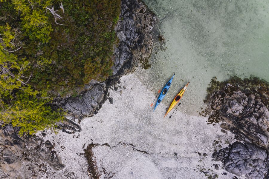 Kajaks op een strand op Vancouver Island in British Columbia in Canada.