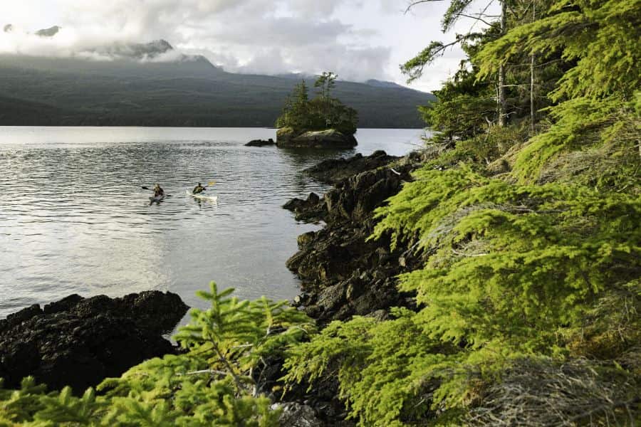 Kajaks bij Haida Gwaii in British Columbia in Canada.