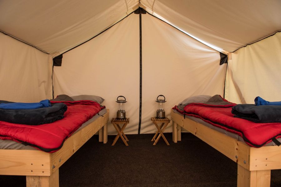 Binnenkant van een tent tijdens een kajaktocht op Vancouver Island in Canada.
