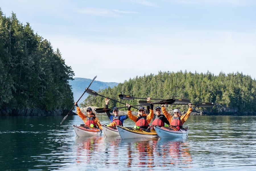 Mensen in kajaks tijdens tocht bij Vancouver Island in British Columbia in Canada.