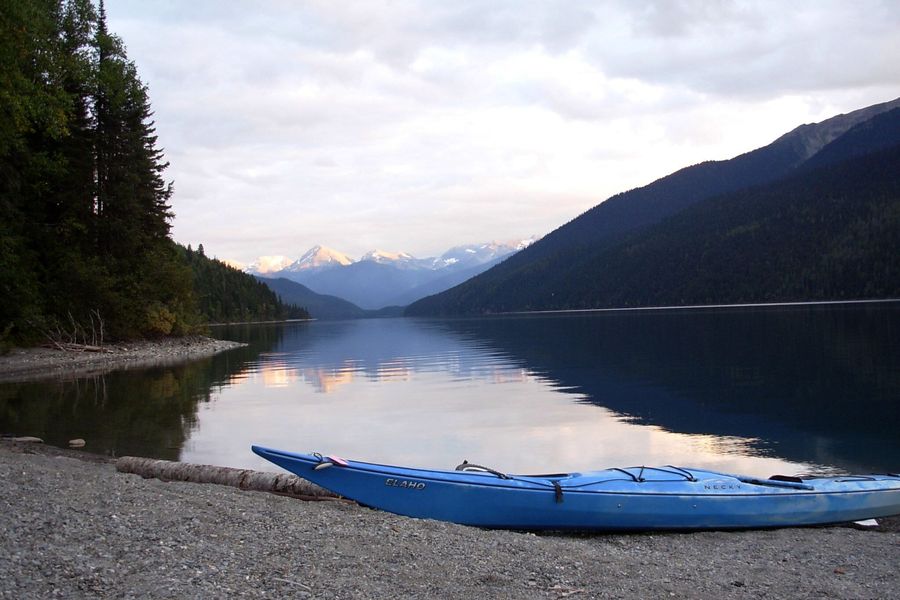 Kayak aan de oever van de Quesnel River in de Cariboo Mountains in West-Canada.