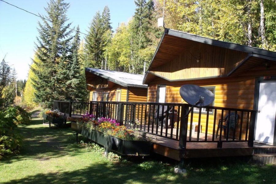 Buitenaanzicht van de cabins bij de Northern Lights Lodge in West-Canada.
